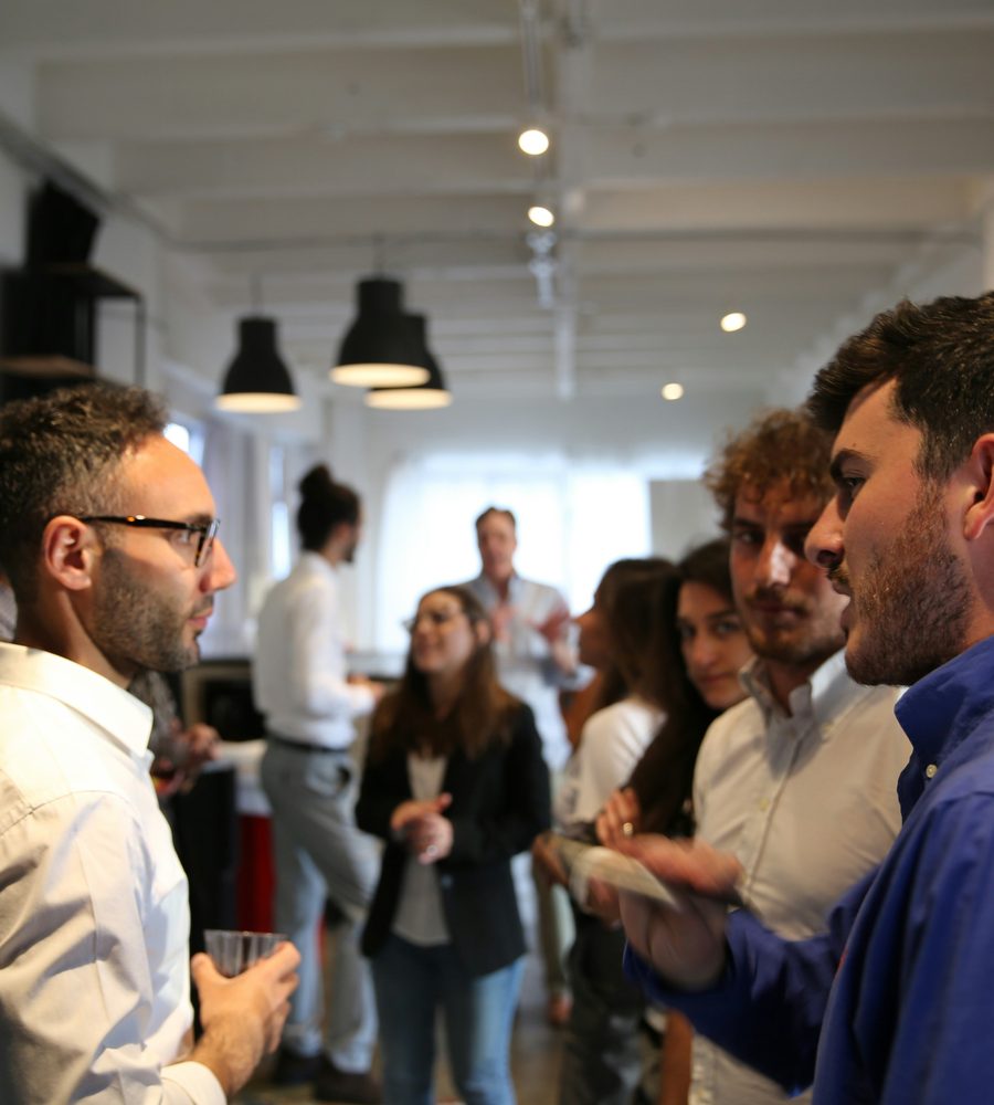 Networking-Event in einem modernen Büro